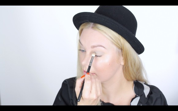 Lidschatten Base auftragen - CAMEL COAT von Mac Cosmetics