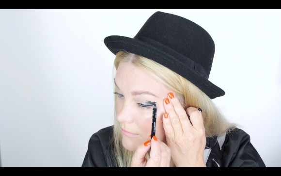 Schwarzen Eyeliner auftragen