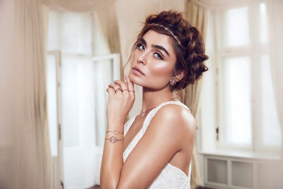 Model und Bloggerin Sofia Tsakiridou/ Matiamu für Cadenzza// fotografiert von Lina Tesch